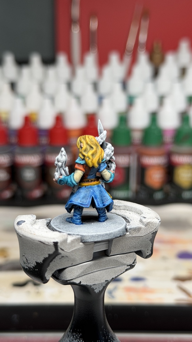 Finished Yssala, rear view showing the robe and conjured blade